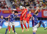 足球比赛中，女球员精神焕发风采